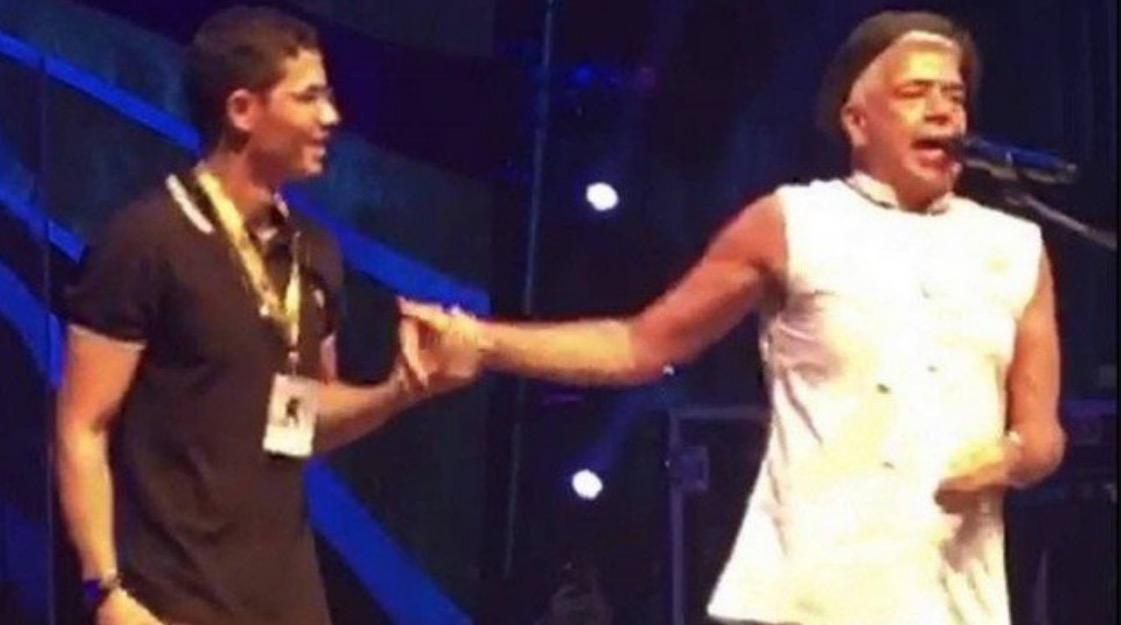 Lulu Santos é pedido em casamento pelo namorado durante show