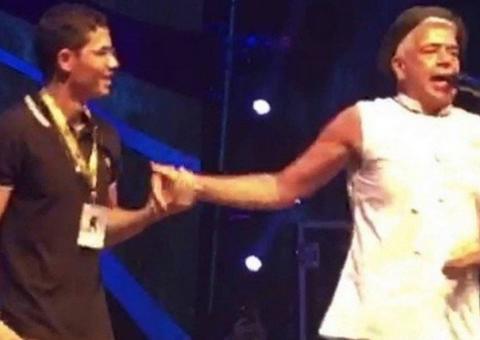 Lulu Santos é pedido em casamento pelo namorado durante show