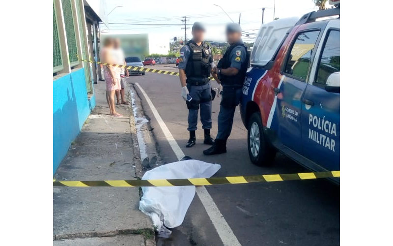 Mulher perde controle de motocicleta e morre ao se chocar com muro de distribuidora em Manaus