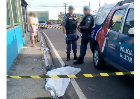 Mulher perde controle de motocicleta e morre ao se chocar com muro de distribuidora em Manaus
