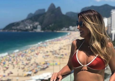 Aos 40, Ticiane Pinheiro exibe barriguinha de gravidez usando biquíni