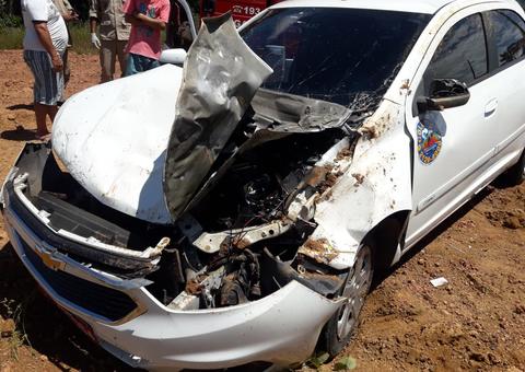 Táxi fica destruído ao capotar várias vezes na AM-070 