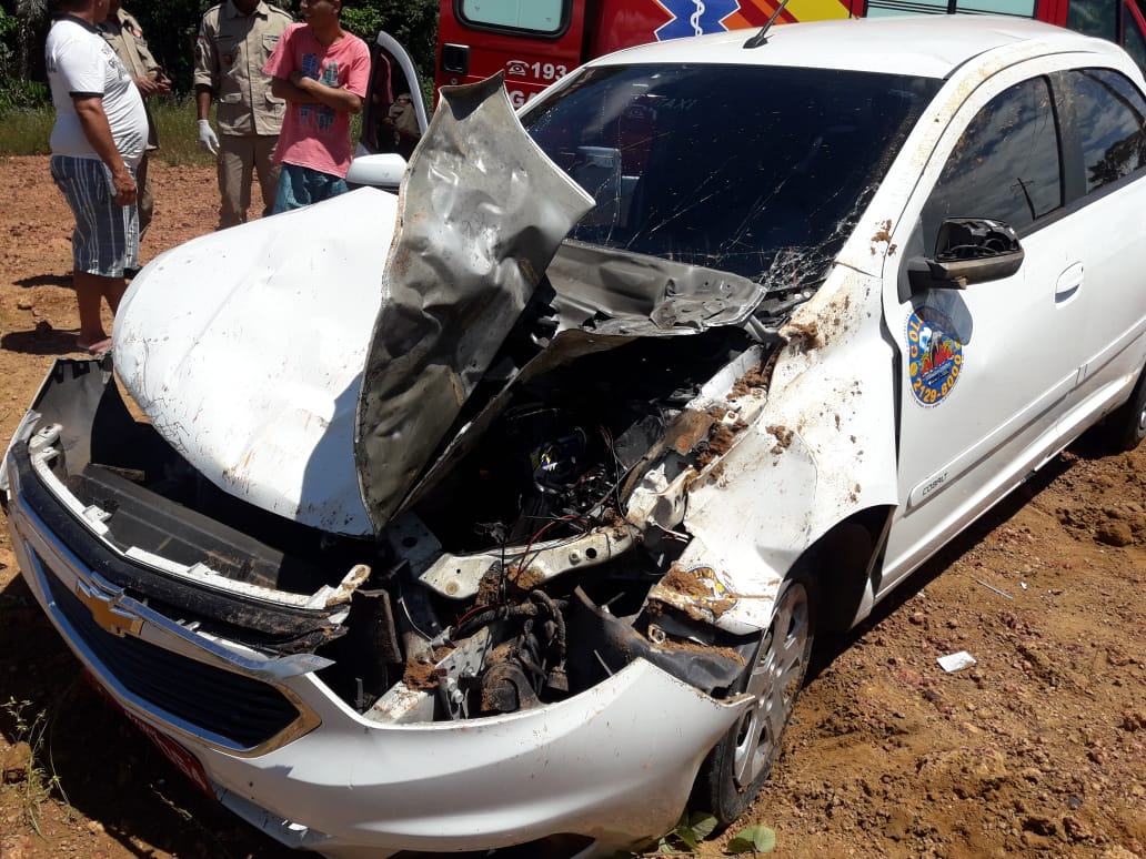 Táxi fica destruído ao capotar várias vezes na AM-070 