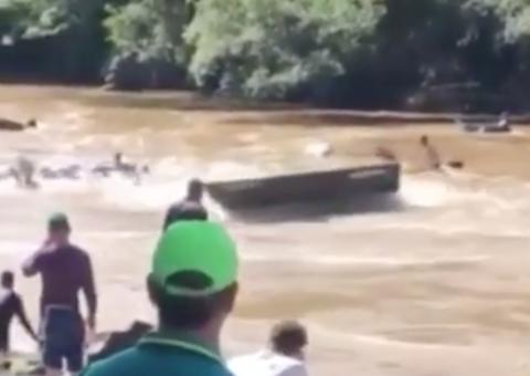 Lancha desgovernada e sem piloto causa pânico em evento tradicional; Veja