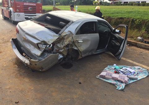 Para não atropelar cão, jovem desvia carro e bate em acostamento na AM-070