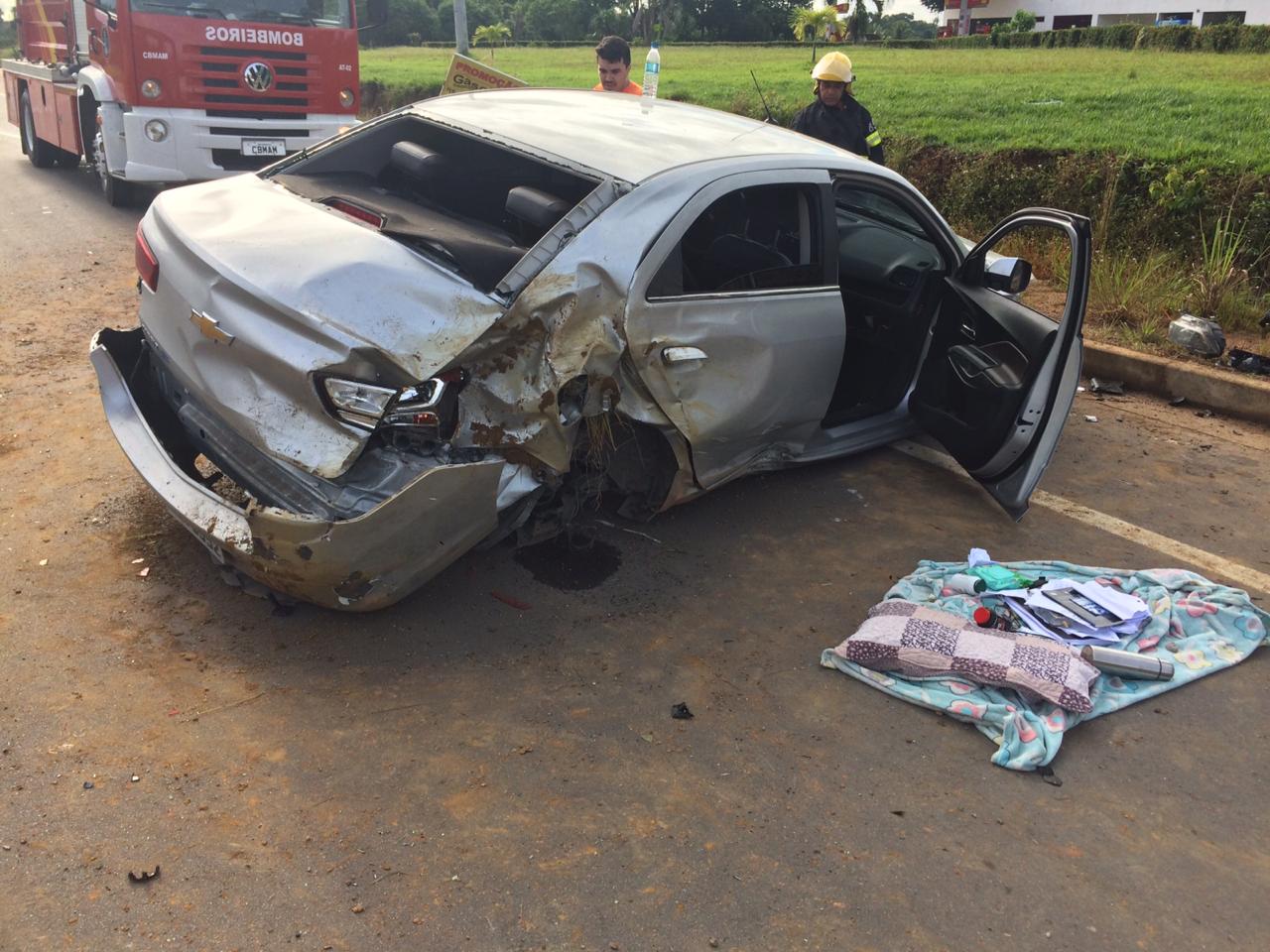 Para não atropelar cão, jovem desvia carro e bate em acostamento na AM-070