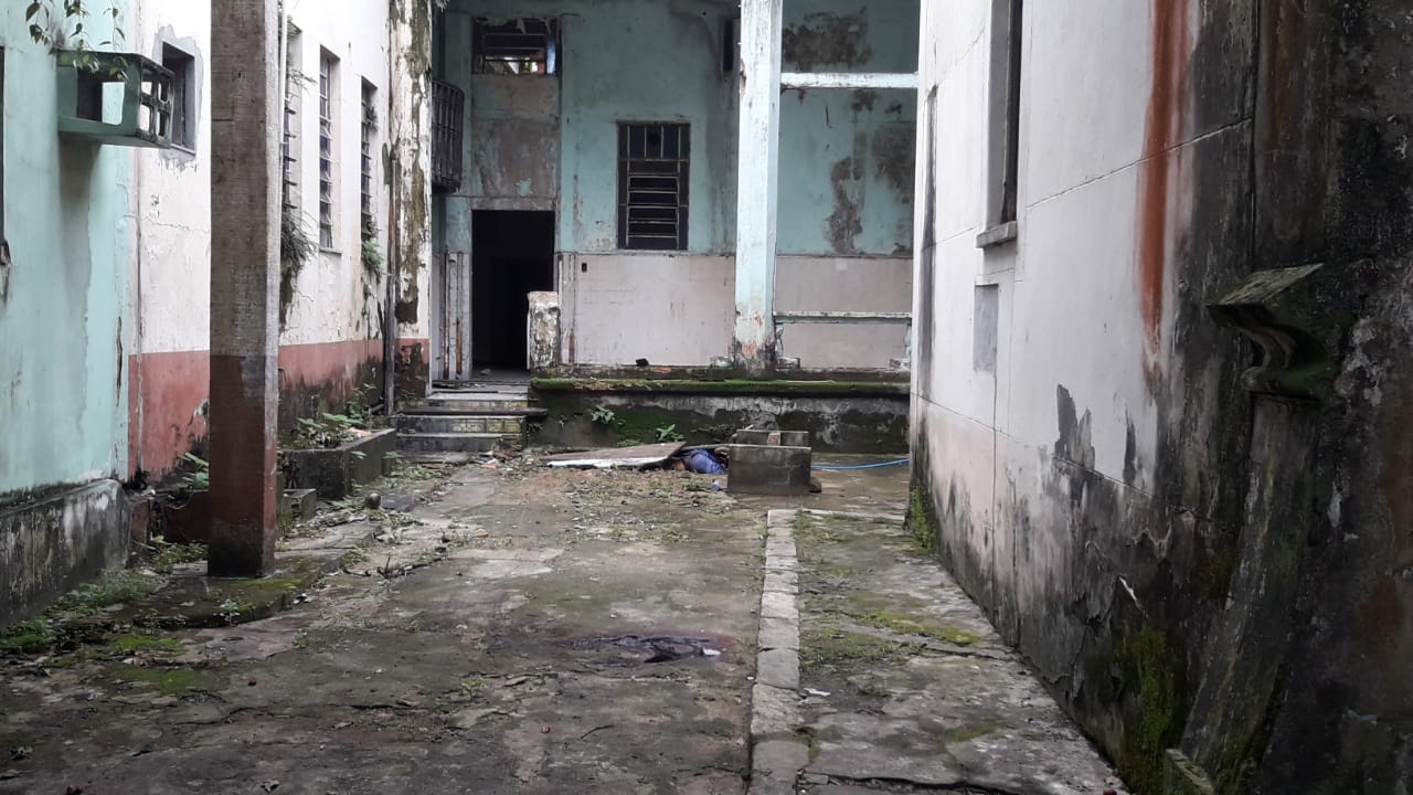 Com a cabeça dilacerada, homem é achado dentro de hospital abandonado em Manaus