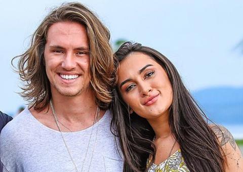 Dono do hit ‘O Sol’, Vitor Kley e Gabriela, do Melim, assumem namoro em show