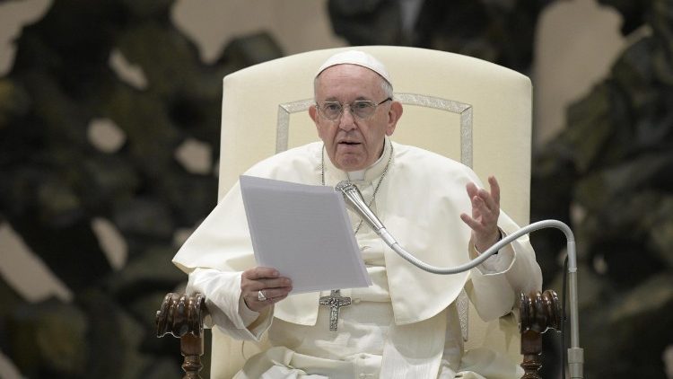Papa Francisco diz apoiar que educação sexual seja ensinada nas escolas