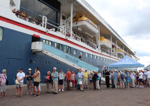 Mais de 1,3 mil turistas ingleses chegam a Manaus e devem aquecer economia