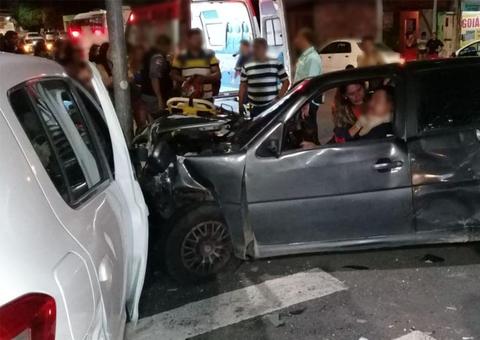 Acidente grave destrói veículos e deixa três pessoas feridas em Manaus