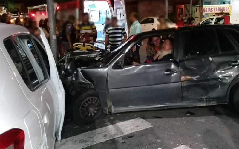 Acidente grave destrói veículos e deixa três pessoas feridas em Manaus