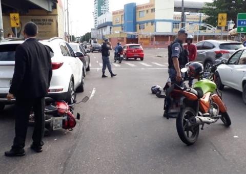 Homem fica ferido em acidente entre carro e motocicleta em Manaus