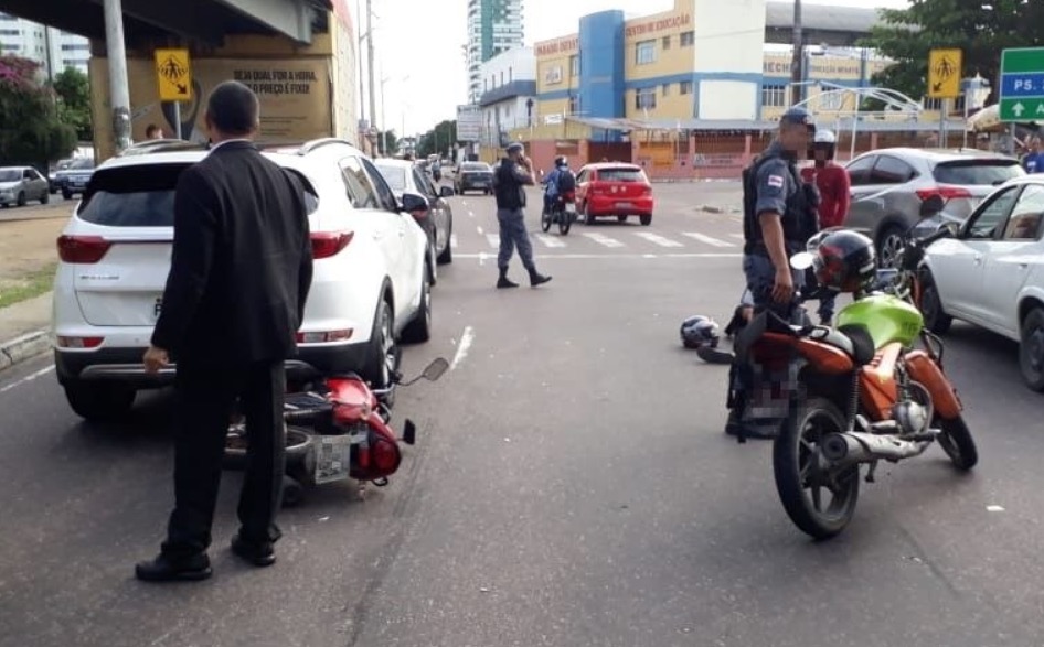 Homem fica ferido em acidente entre carro e motocicleta em Manaus