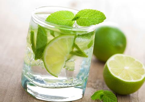 Beber água com limão em jejum realmente emagrece?