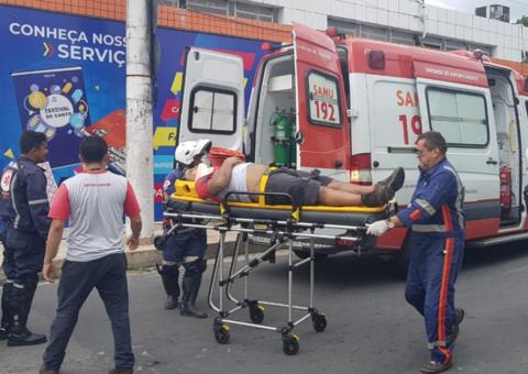 Atravessando rua, homem é arremessado ao ser atropelado por carro em Manaus