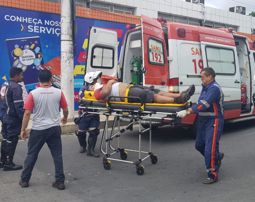Atravessando rua, homem é arremessado ao ser atropelado por carro em Manaus