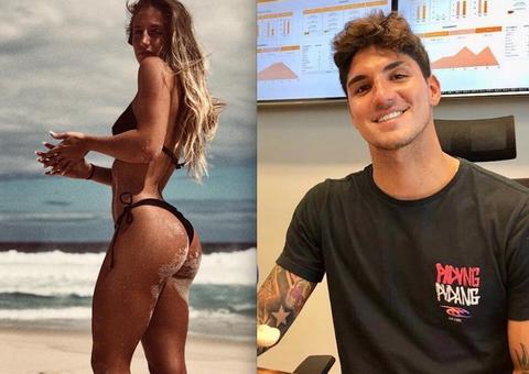 Gabriel Medina é flagrado dando zoom em fotos de Bruna Griphao durante voo