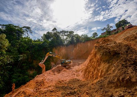 Prefeitura atua em área de grave erosão com risco de desabamento em Manaus