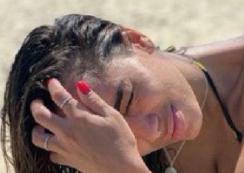 Anitta sensualiza de fio-dental na praia 