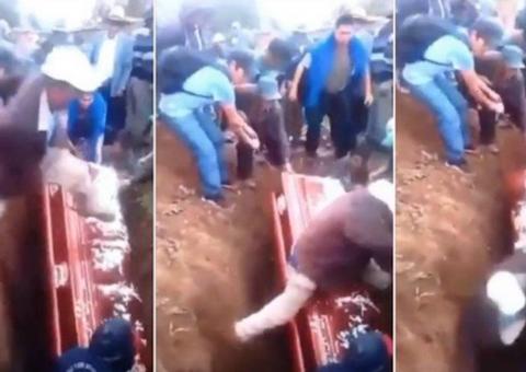 Coveiro danifica caixão após escorregar e cair em túmulo; Veja