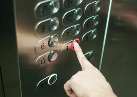 Empregada doméstica fica presa no elevador durante três dias