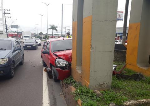 Motorista fica ferido após carro bater em coluna de passarela na avenida Torquato Tapajós
