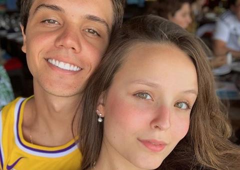 Larissa Manoela faz festão de aniversário e namorado não vai