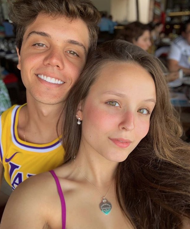 Larissa Manoela faz festão de aniversário e namorado não vai