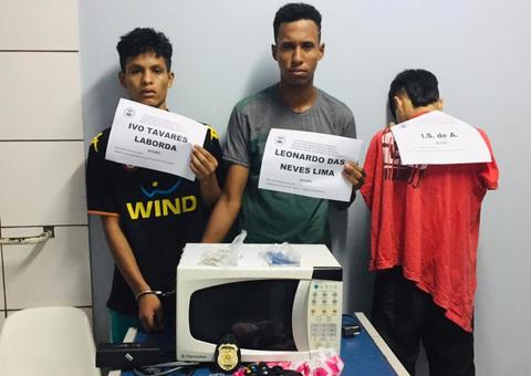 Dupla é presa e adolescente apreendido por suspeita de roubar um apartamento em Manaus    