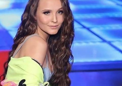 Larissa Manoela leva namorado de papelão em festão de 18 anos