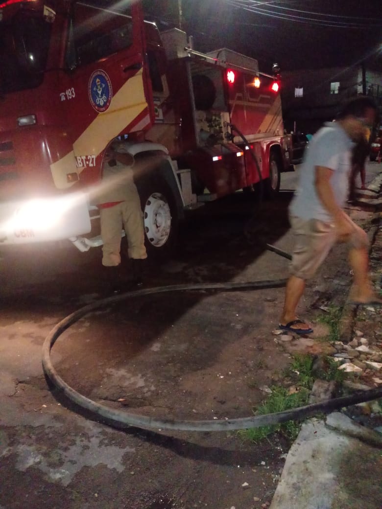 Em Manaus, fogo engole quitinete e deixa moradores em pânico