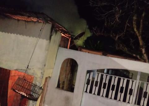 Em Manaus, fogo engole quitinete e deixa moradores em pânico