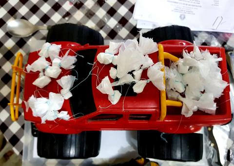 Homem é preso com drogas escondidas em carrinho do filho durante operação em Manaus