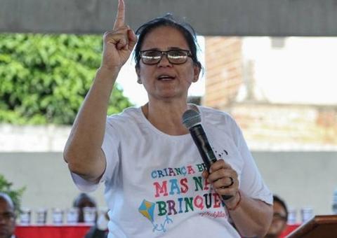 Ministra Damares Alves é acusada de sequestrar indígena há 15 anos 