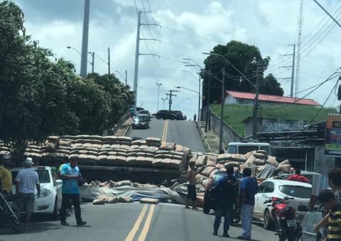 Carregada de cimento, carreta tomba ao subir ladeira e destrói veículo em Manaus