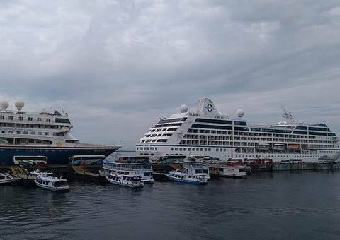 Mais de mil americanos, canadenses e europeus desembarcam em Manaus
