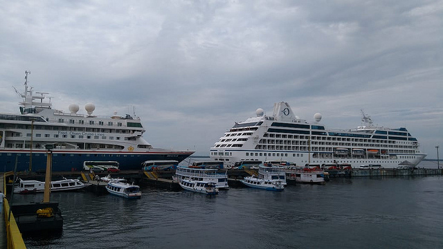 Mais de mil americanos, canadenses e europeus desembarcam em Manaus