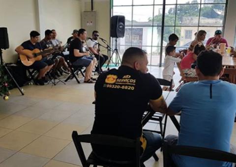 Amantes de samba e pagode curtem especial em choperia nesta quinta