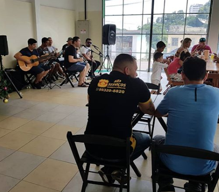 Amantes de samba e pagode curtem especial em choperia nesta quinta