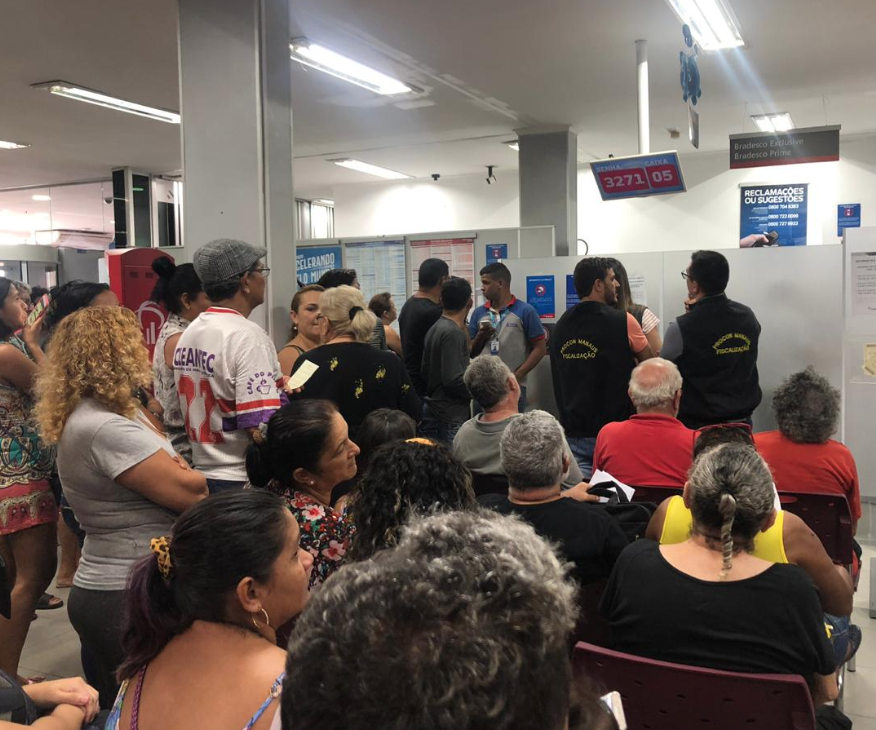 Procon faz fiscalização surpresa e multa banco por não cumprir 'Lei das Filas' em Manaus