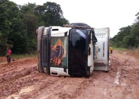 Caminhão tomba na BR-319 um dia após governo Bolsonaro anunciar pacote de obras