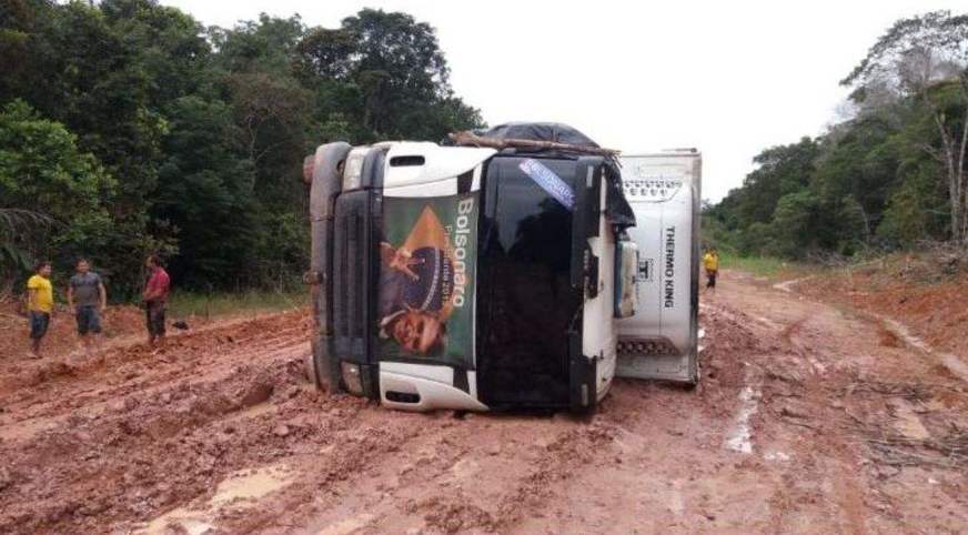 Caminhão tomba na BR-319 um dia após governo Bolsonaro anunciar pacote de obras