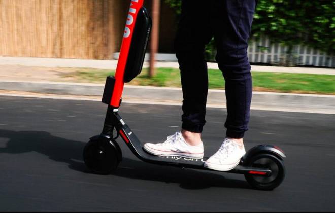 Ladrão de banco é identificado após usar patinete de aplicativo em fuga