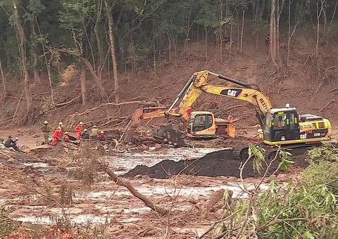 Bombeiros usam escavadeiras nas buscas por vítimas em Brumadinho