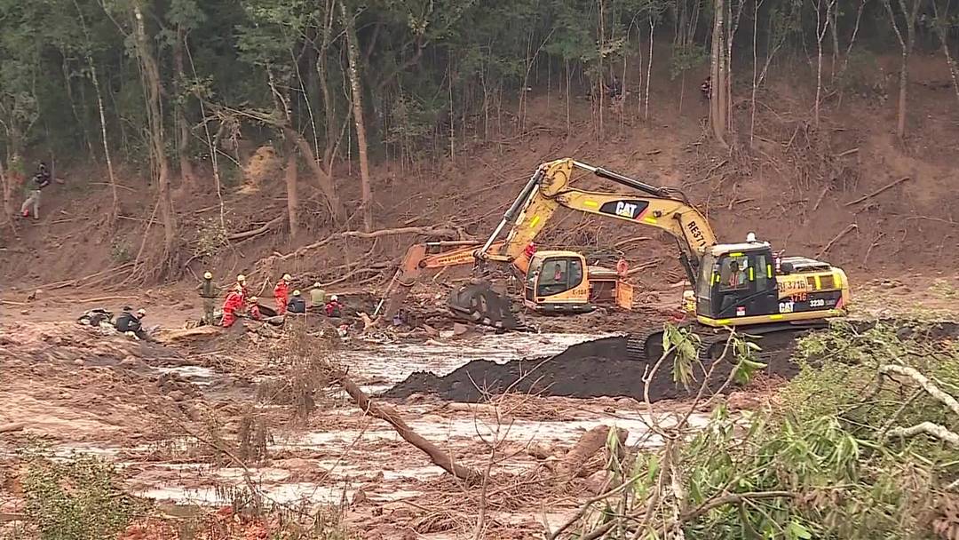 Bombeiros usam escavadeiras nas buscas por vítimas em Brumadinho