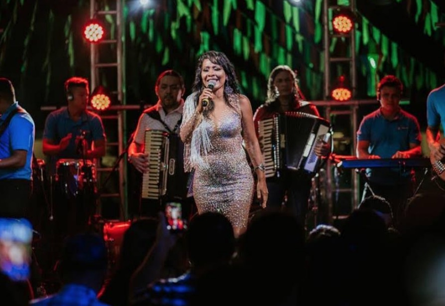 Lucélia Souza canta sucessos do Forró anos 90 no Alambique
