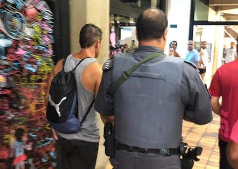 Pai flagra homem tomando banho com filho de 12 anos em vestiário de clube 