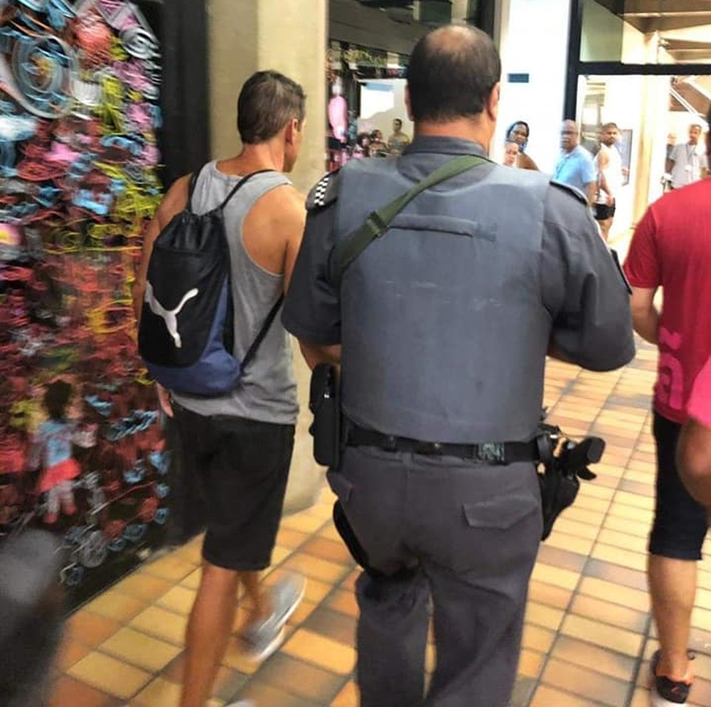 Pai flagra homem tomando banho com filho de 12 anos em vestiário de clube 