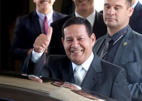 'Segue o baile', diz Mourão sobre caso Flávio Bolsonaro